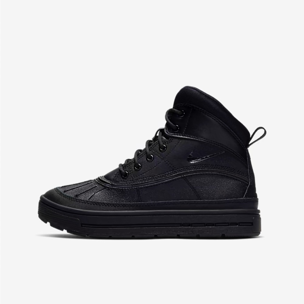 Boys Nike Woodside all weather shoe/boot.